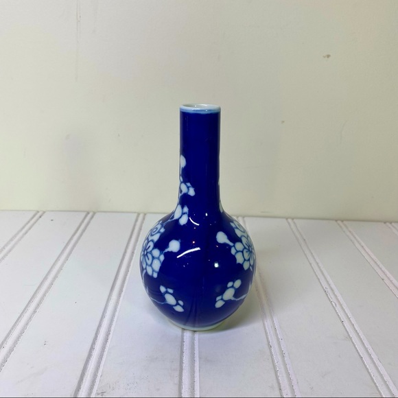Asian Prunus blue & white floral small vase - Picture 5 of 7